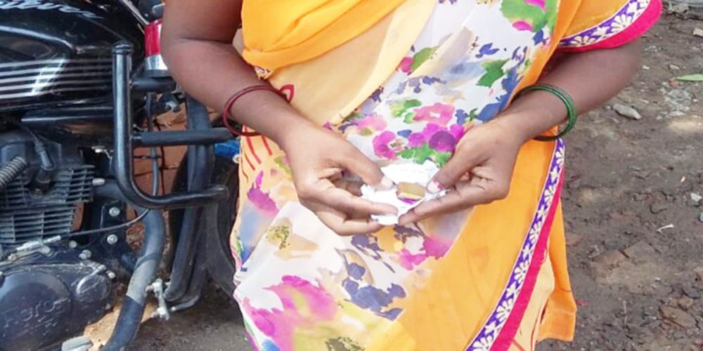 fraud with woman in market by miscreants