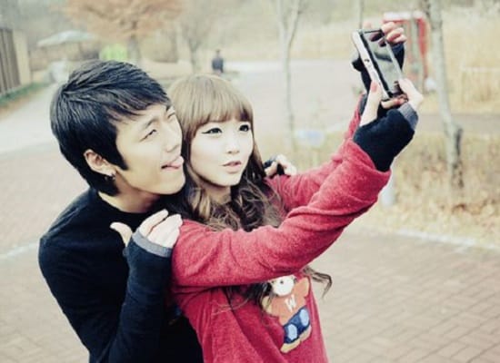 Chinese company rents fake friends to pose in social media photographs 