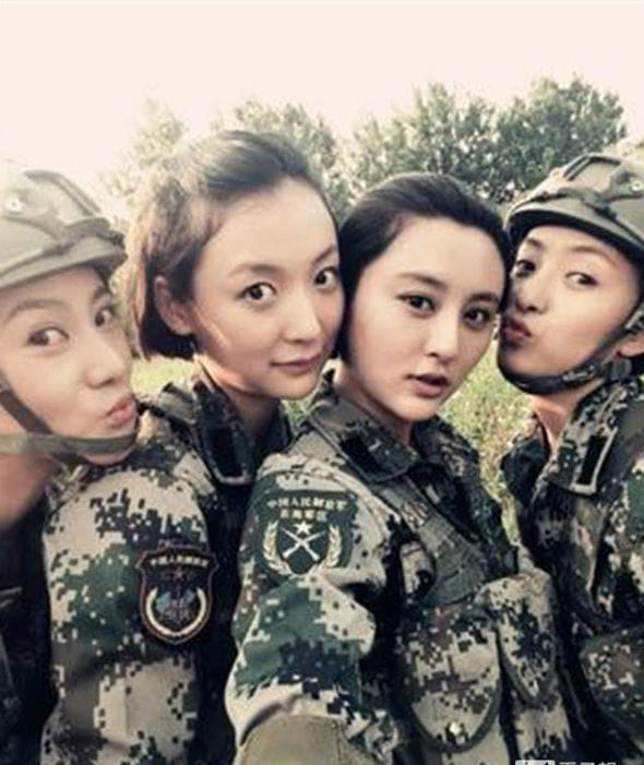 Chinese company rents fake friends to pose in social media photographs 