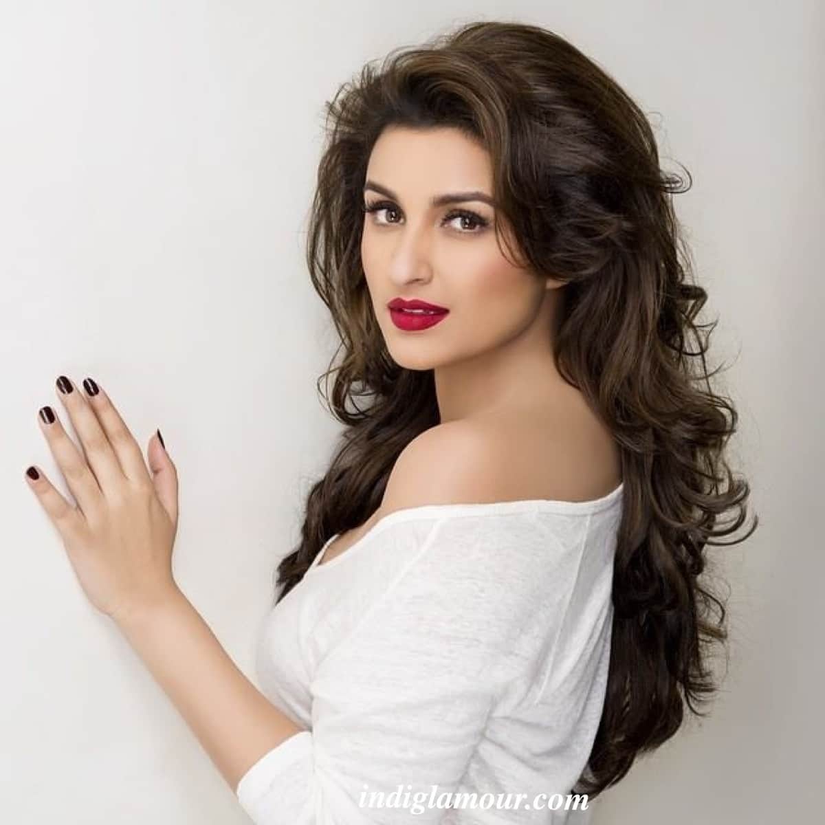 Karan johar trolled for sharing akshay kumar pic without parineeti chopra on twitter