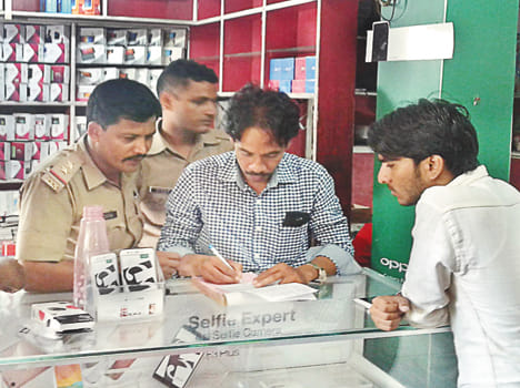 Mobile, cash stolen by breaking shop shutter
