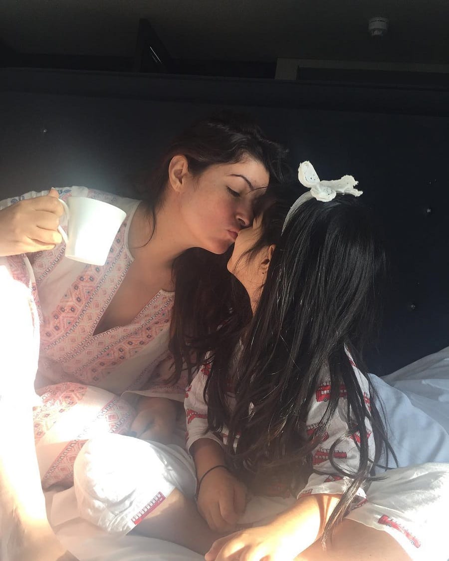 twinkle khanna shares an adorable photo with daughter nitara