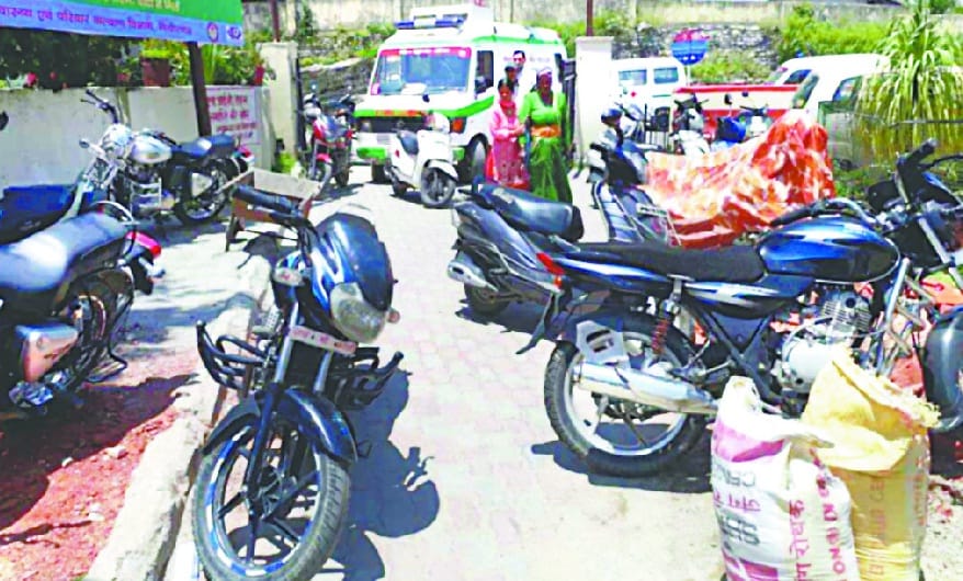 Occupied occupied vehicles on the hospital gate