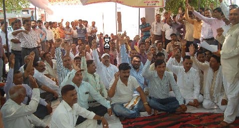 Demonstrate inquiry against basic teacher, CTO, sitting on hold