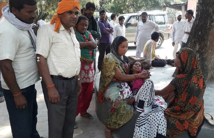 Overloaded Tata Magic, one killed, five wounded