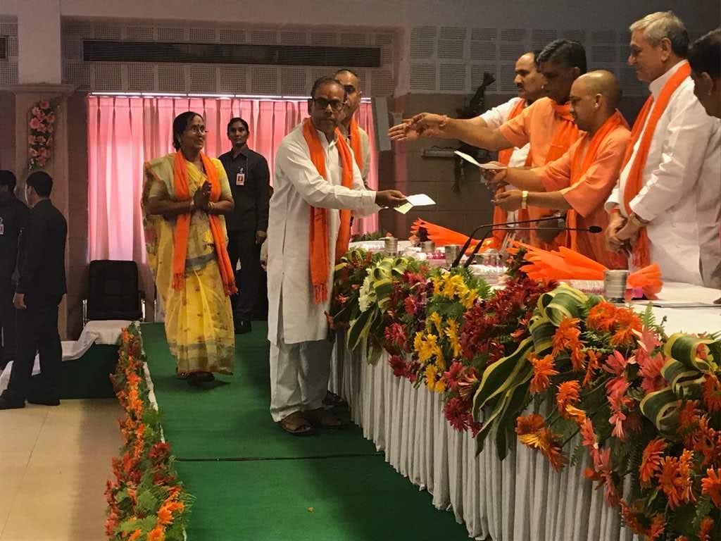 cm yogi distributed money for kailash mansarovar trip