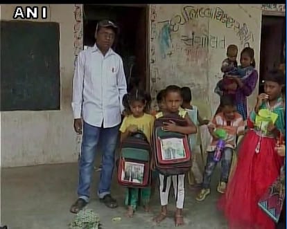 Akhilesh Yadav photo on Gujarat govt school bags distributed in enrollment drive