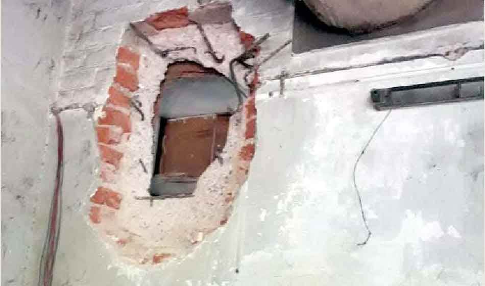 30 bank lockers broken and crores of cash and ornaments looted in pnb bank ghaziabad