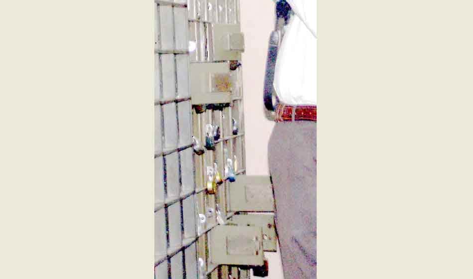 30 bank lockers broken and crores of cash and ornaments looted in pnb bank ghaziabad