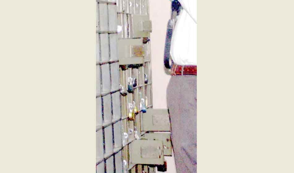 30 bank lockers broken and crores of cash and ornaments looted in pnb bank ghaziabad