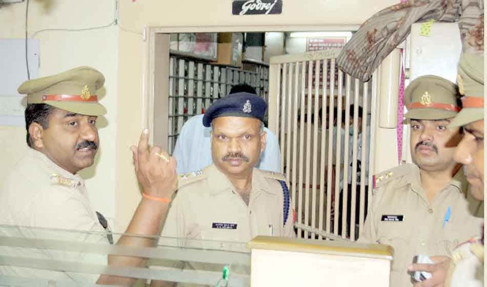 30 bank lockers broken and crores of cash and ornaments looted in pnb bank ghaziabad
