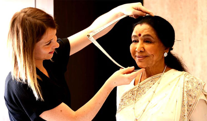 bollywood singer asha-bhosle-wax statue-at-madame-tussauds-new-delhi