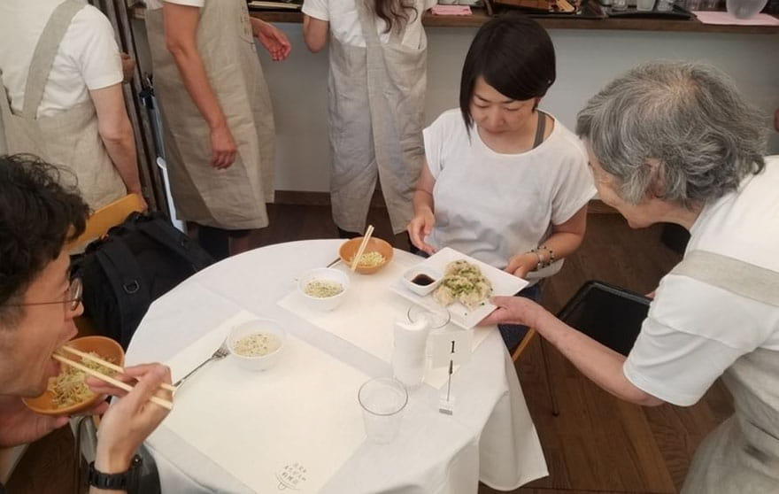Restaurant of employs waiters who have dementia 