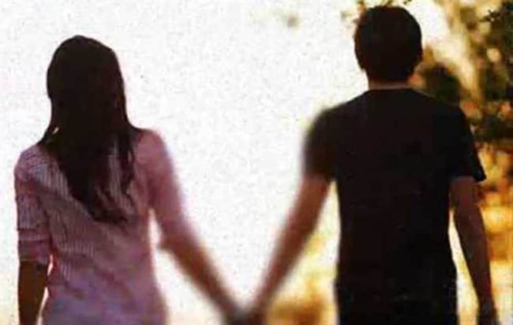 Boyfriend hug girlfriend mother youth beaten by family in bhimpura ballia