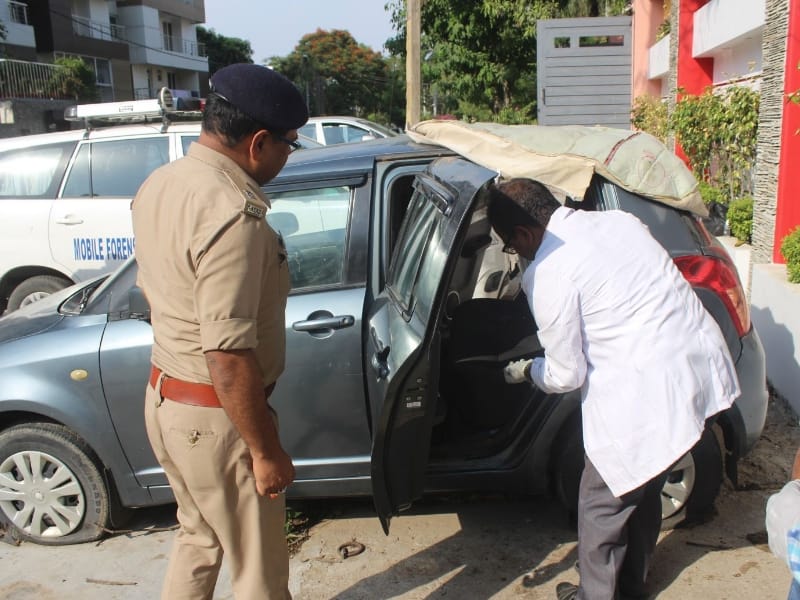 girl dead body found in a car in lucknow