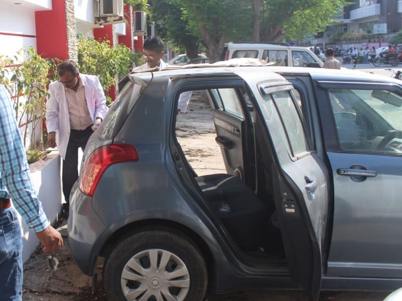 girl dead body found in a car in lucknow