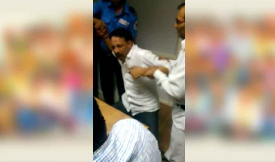 samajwadi party leader fight with policemen in noida