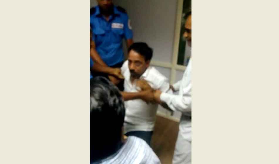 samajwadi party leader fight with policemen in noida
