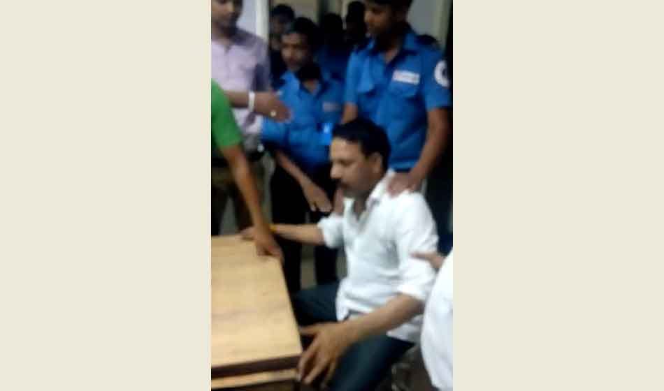 samajwadi party leader fight with policemen in noida