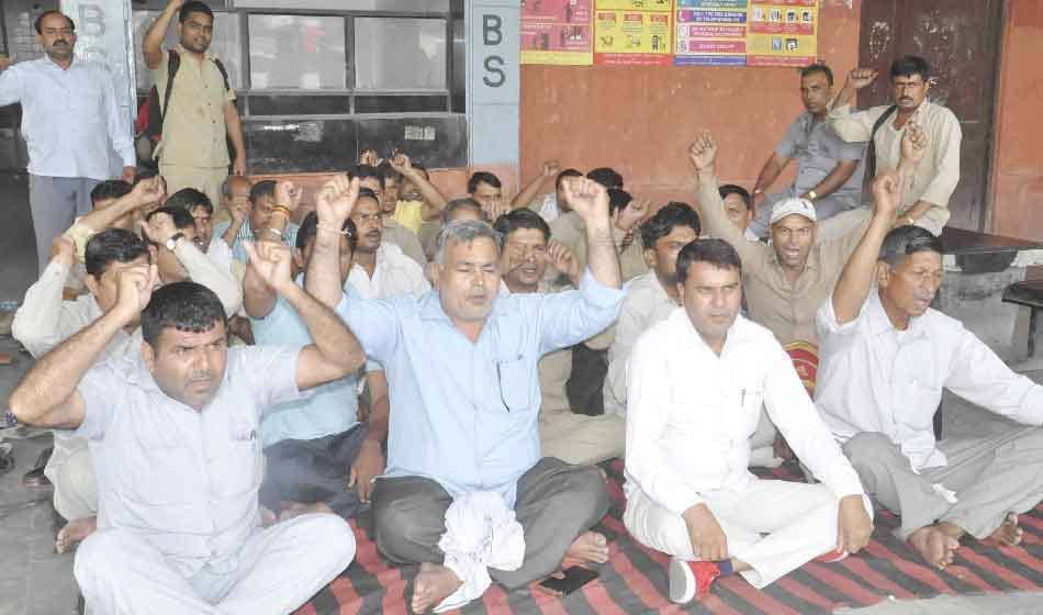 road block against private bus operators in faridabad