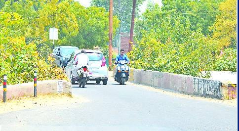 There are also narrow monuments like Mathura on Bareilly's highway.