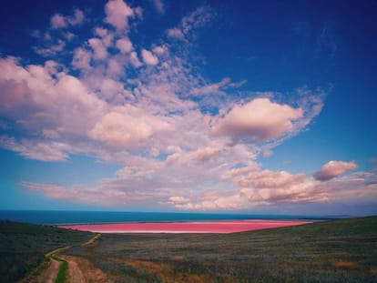  lake in Australia turns in pink color by a natural process
