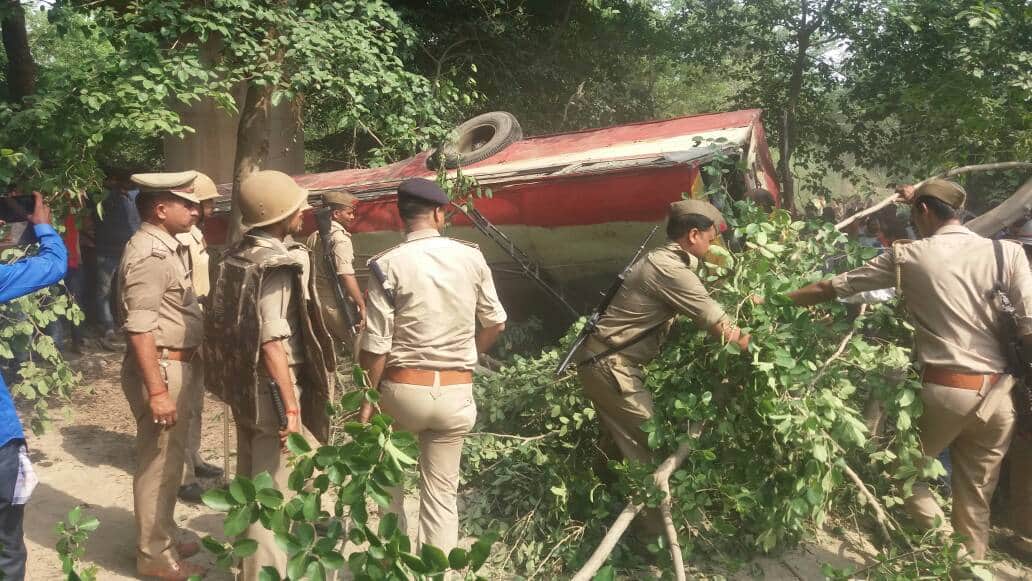 see the photos of jaunpur major bus accident