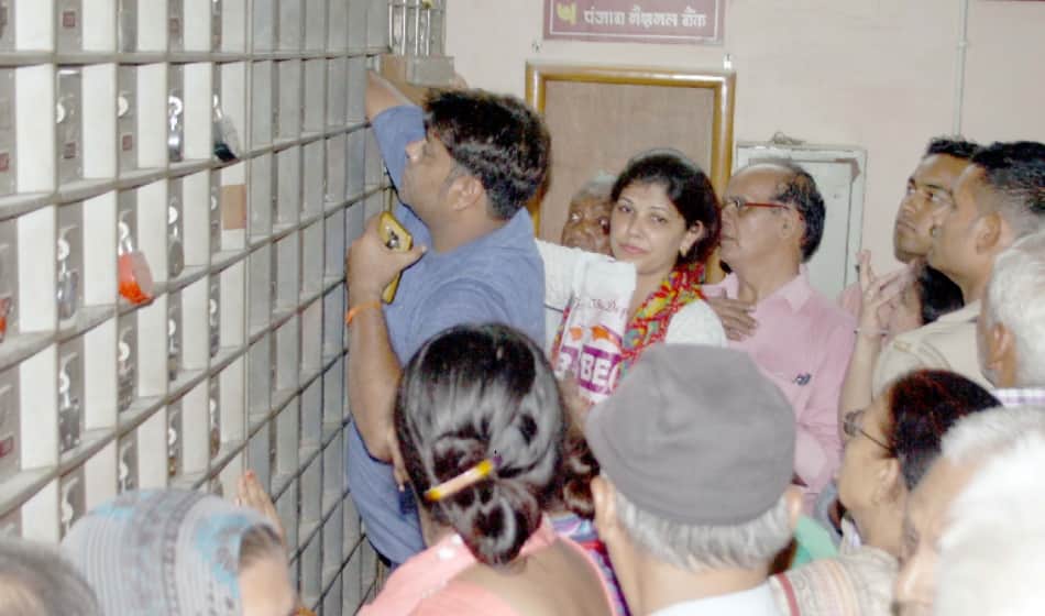 pnb bank 30 lockers theft, if thieves have crossed tunnel then they would have robbed 300 lockers