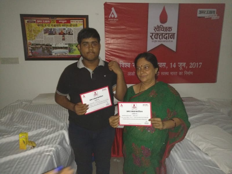 agra woman donated blood with her son in camp organised by amar ujala foundation