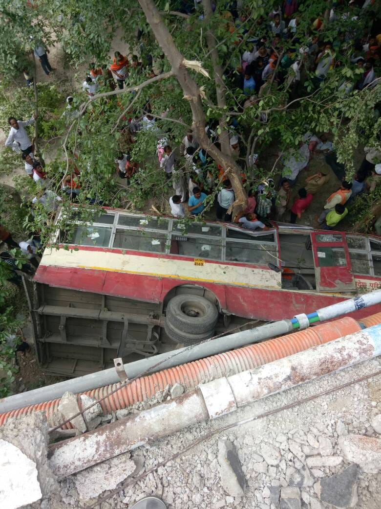Bus accident in jaunpur, See painful pictures 