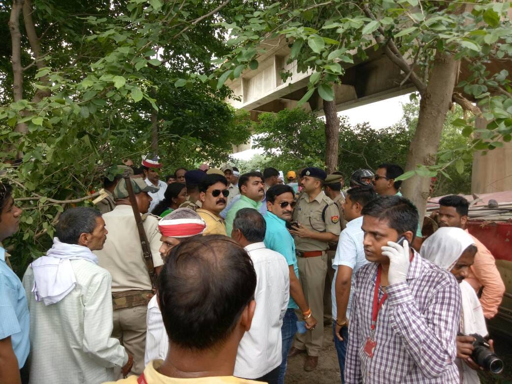 Bus accident in jaunpur, See painful pictures 