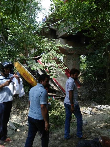 Bus accident in jaunpur, See painful pictures 