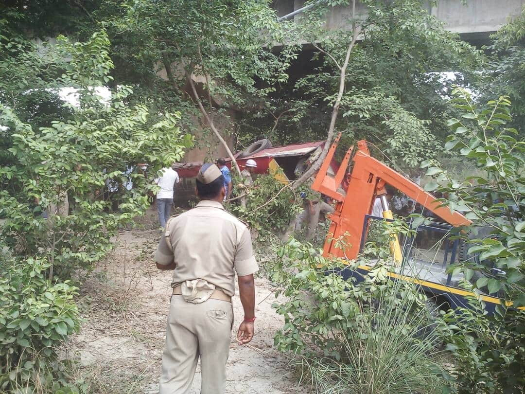 see the photos of jaunpur major bus accident