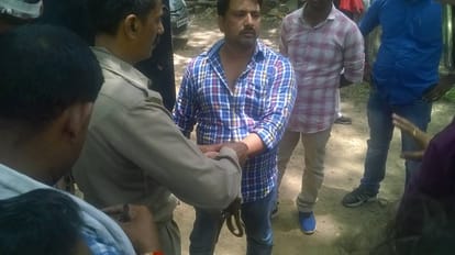 mirzapur prisoner attack on police by handcuffs