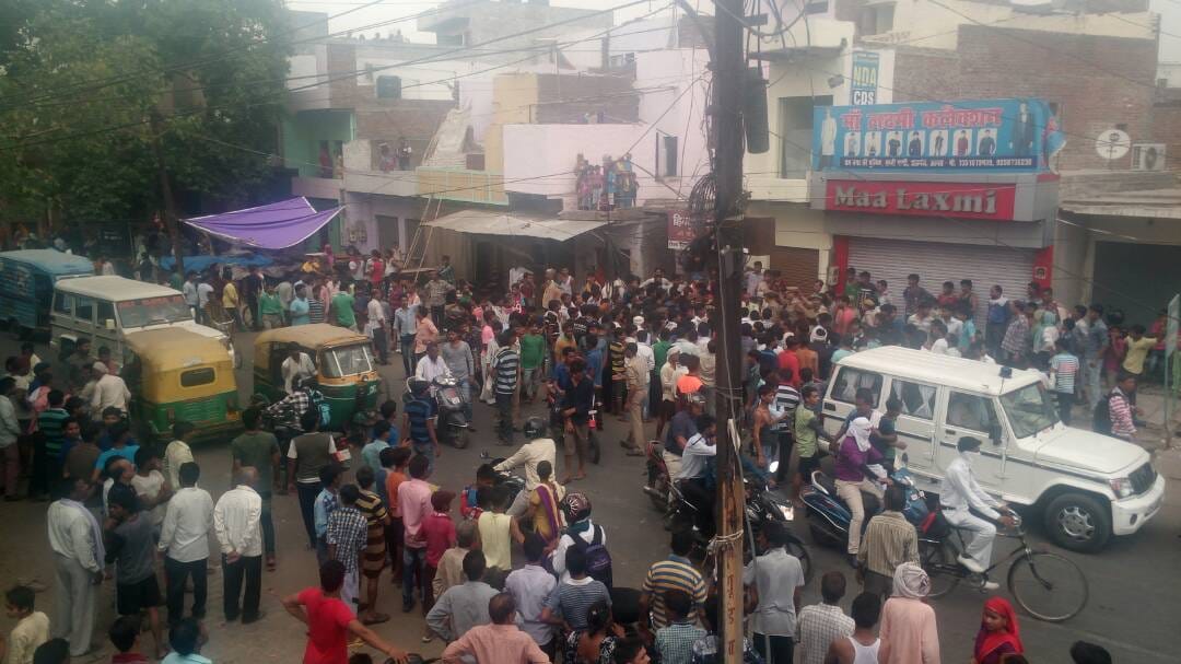 in agra fire incident people find dead body of man   