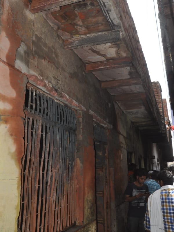 fire goes five feet high in agra 