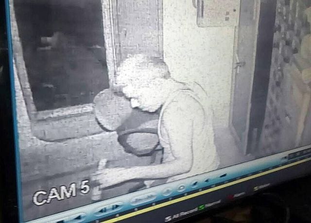 There were more than three thieves in the locker room