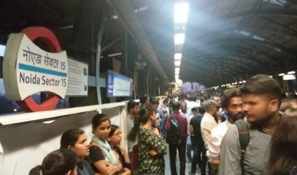 problem occured in signaling system of delhi metro lines, trains were operated manually causes delay