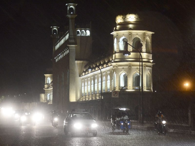  rain gives relief in Lucknow.