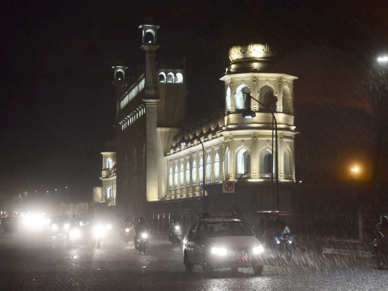  rain gives relief in Lucknow.
