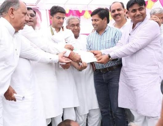 Congress protest the demand of farmers in sikar-alwar