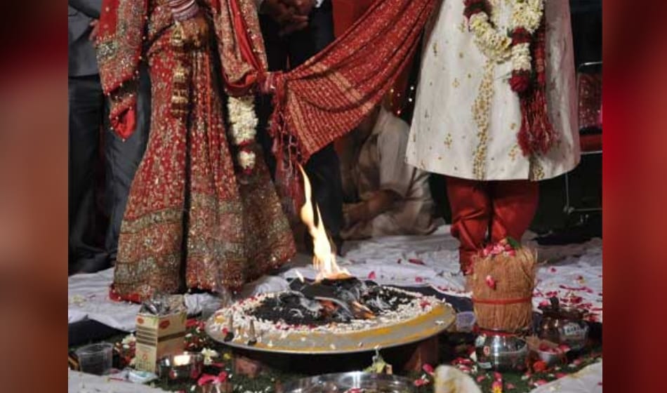 bride full filmy drama in wedding, first got fainted then stubbornned for wedding with boy friend