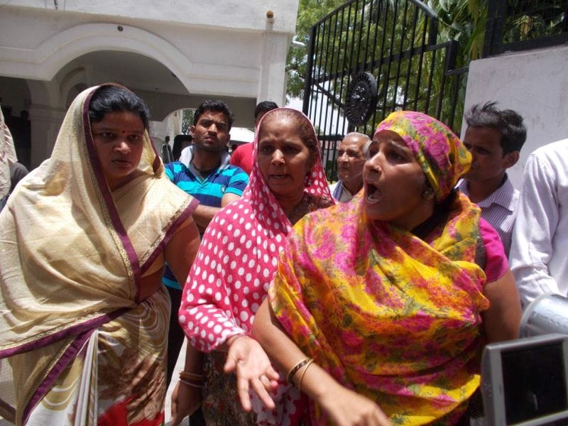 न्याय की मांग को लेकर महिलाओं ने किया हंगामा
