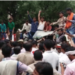 हंगामा करते लोग