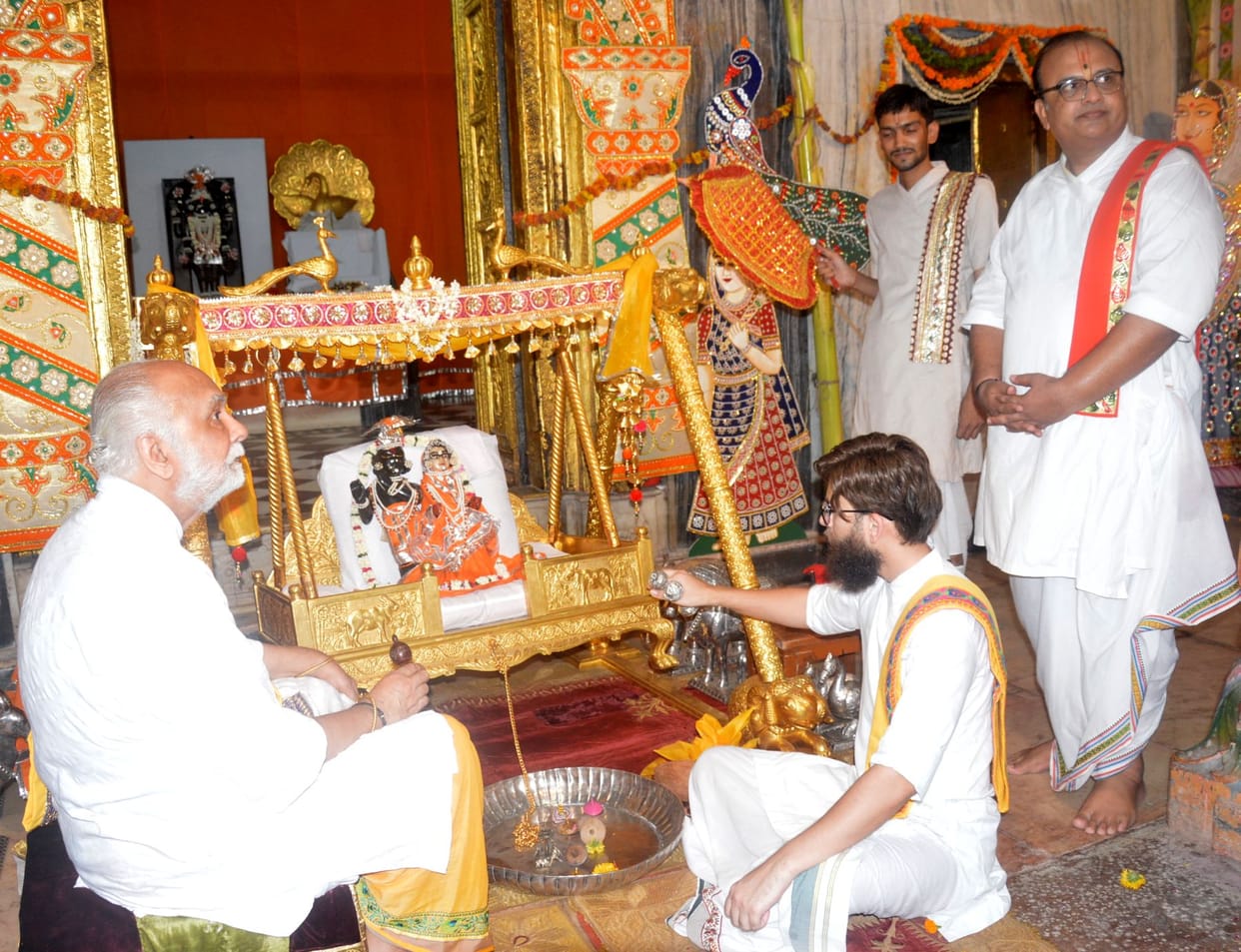 पहली बार सोने के पालना में विराजे द्वारिकाधीश