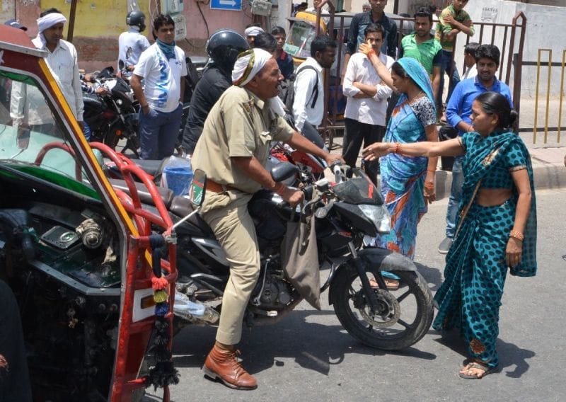 बिजली बिल जमा नहीं होने पर भड़के लोग, लगाया जाम