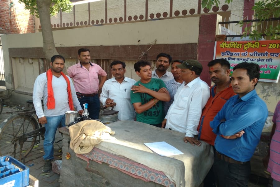 indian cricket team fan in agra said he will iron cloth for six days now for free