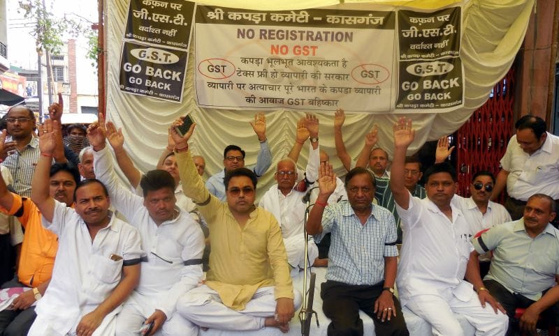 जीएसटी के खिलाफ सड़कों पर उतरे कपड़ा व्यापारी