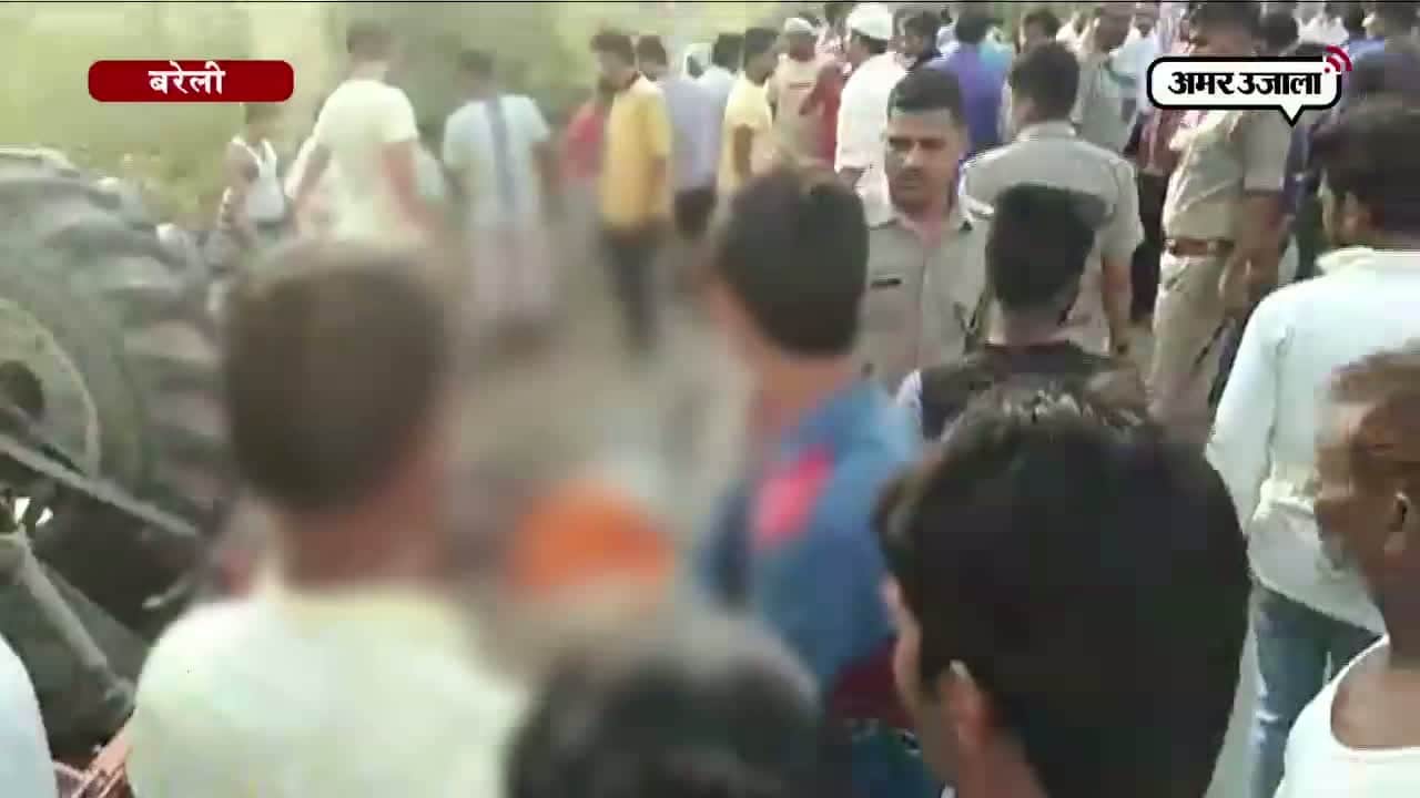 ट्रक की टक्कर से पलटा ट्रैक्टर
