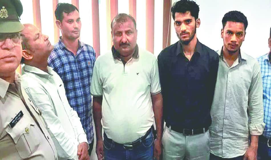 fake call center busted out in noida, five directors arrested 
